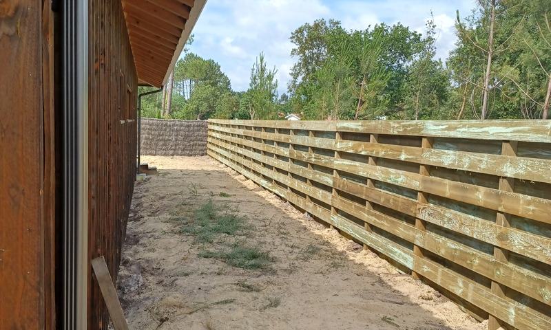 Palissade bois, retour le long du bâtiment