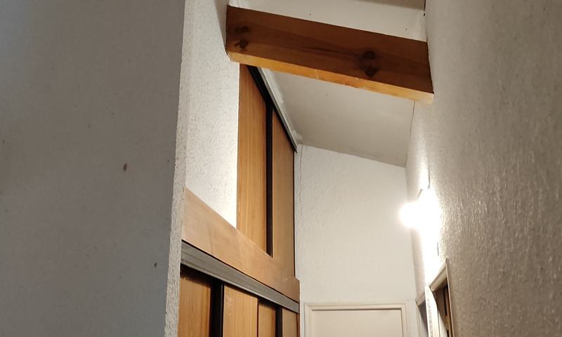 Pièce terminée sous poutre apparente
