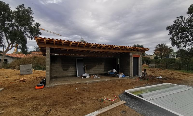 Pool house : charpente et couverture posées
