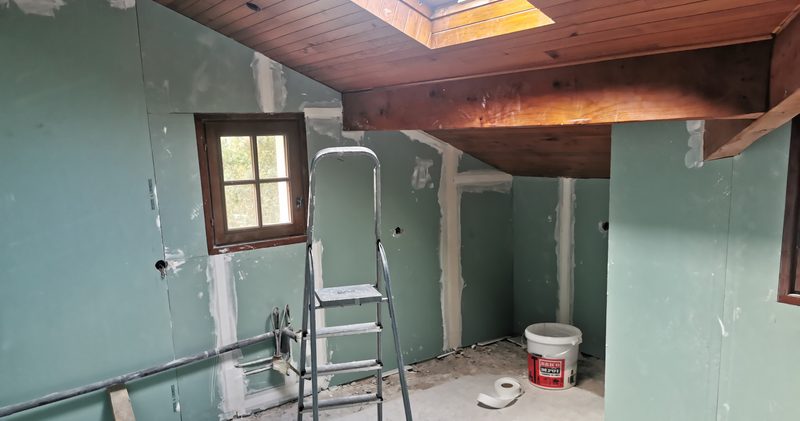 Cloisons en plaques de plâtre posées et bandes en cours de finition