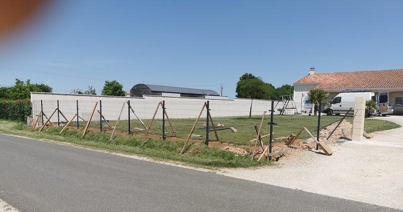 Clôture en panneaux rigides posée par Samuel MAGNÉ dans les Landes